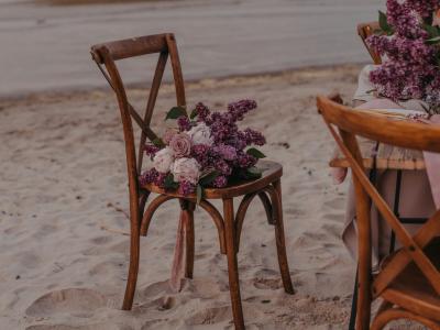 Stol med blomster på en sandstrand